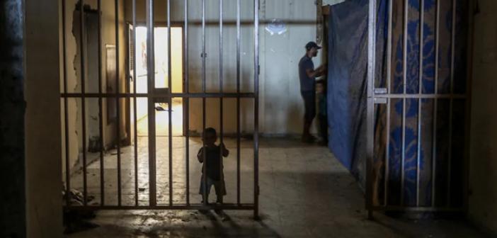 Katil İsrail'in Saldırılarından Kaçan Filistinliler, Han Yunus'ta Bir Hapishaneye Sığındı