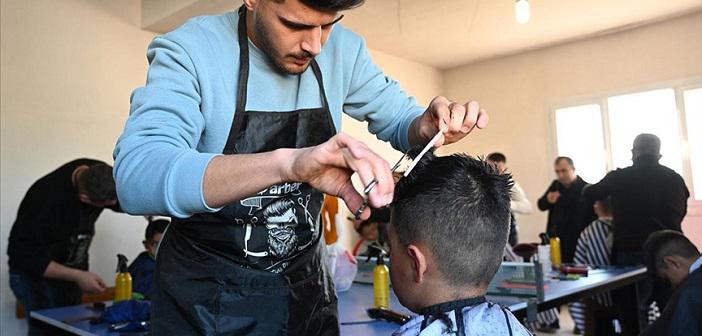 Çocukları Mutlu Etmek İçin Köy Okullarını Gezip Ücretsiz Tıraş Hizmeti Veriyorlar